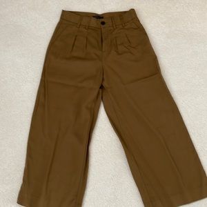 BR wide legged crop pants. Dark khaki/brown